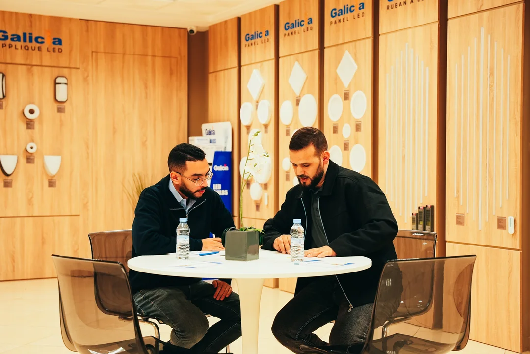 Photo de l'équipe DISTAM dans le showroom à Casablanca